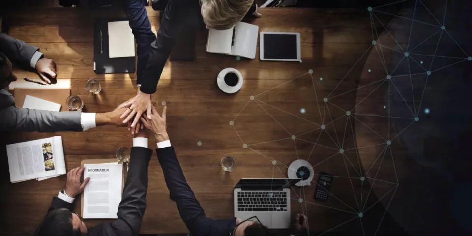 Dlaczego niektóre reklamy w social mediach zatrzymują uwagę, a inne są przewijane w sekundę?