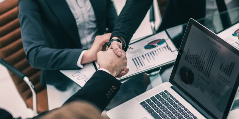 Meble reklamowe: Kreatywne rozwiązania dla skutecznej promocji Twojej marki